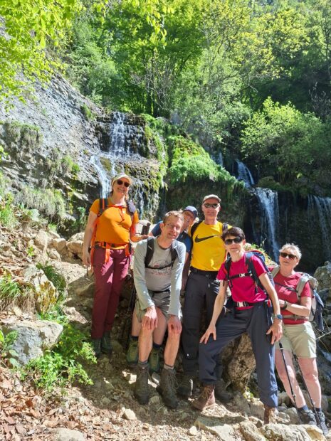 groep wandelaars waterval